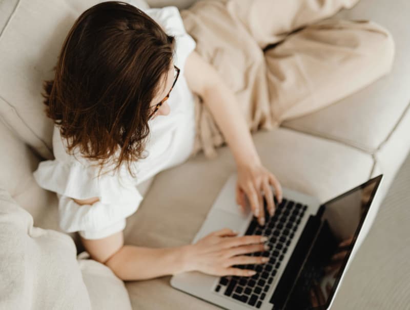 Persona en terapia psicológica online