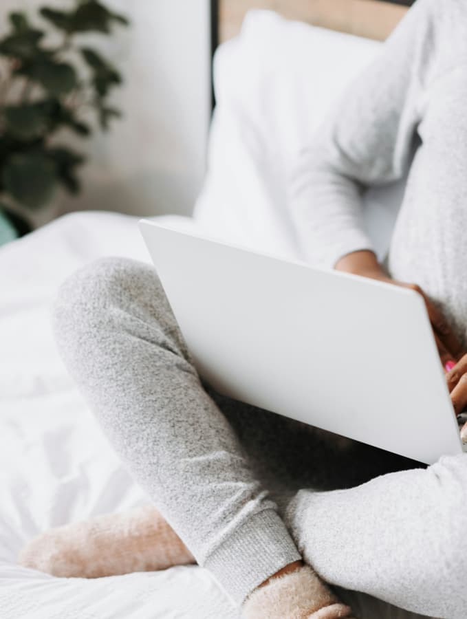 Persona haciendo terapia online desde casa